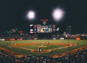 开云足球直播-红牛绝杀阿斯顿马丁，维斯塔潘惊艳四座，一场注定载入史册的赛道传奇