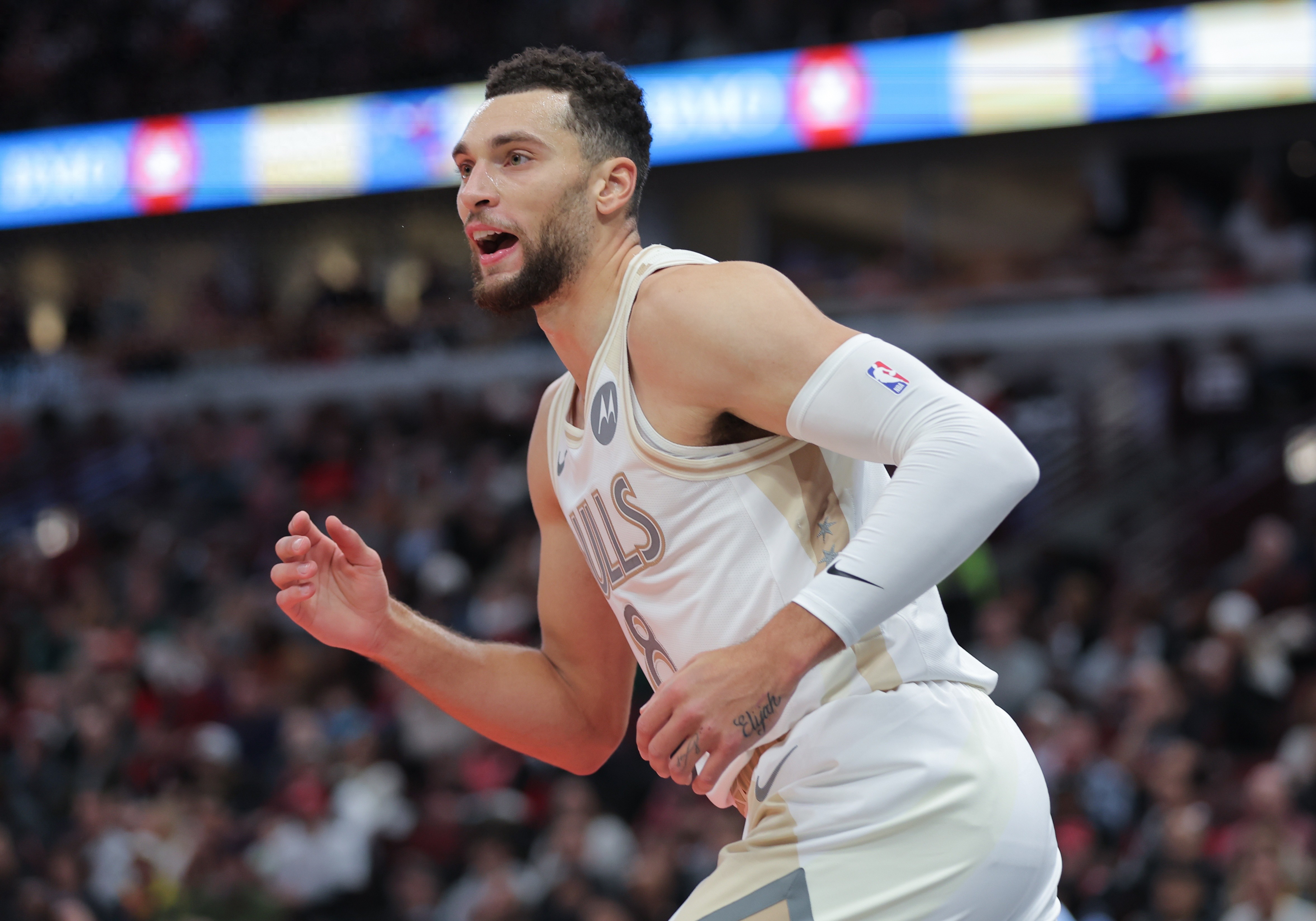 篮网完胜76人,拉文点燃赛场 篮网完胜76人,拉文点燃赛场