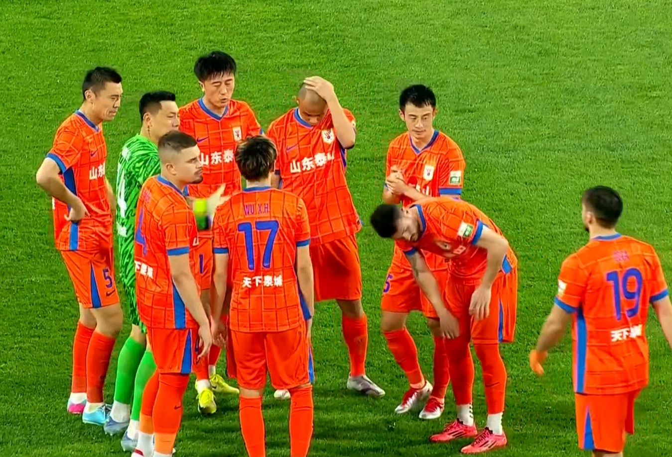 比赛进行中两队紧咬比分，胜负难以预断