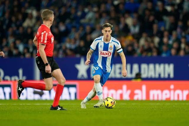 关于比利亚雷亚尔战胜对手，成功晋级四分之一决赛的信息