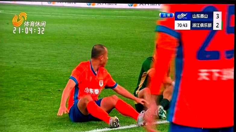 足球比赛引发球迷热议，球队斗志昂扬