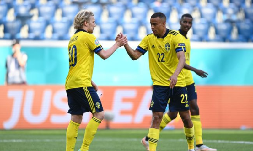 包含芬兰队勇夺三分，小组出线前景一片光明的词条