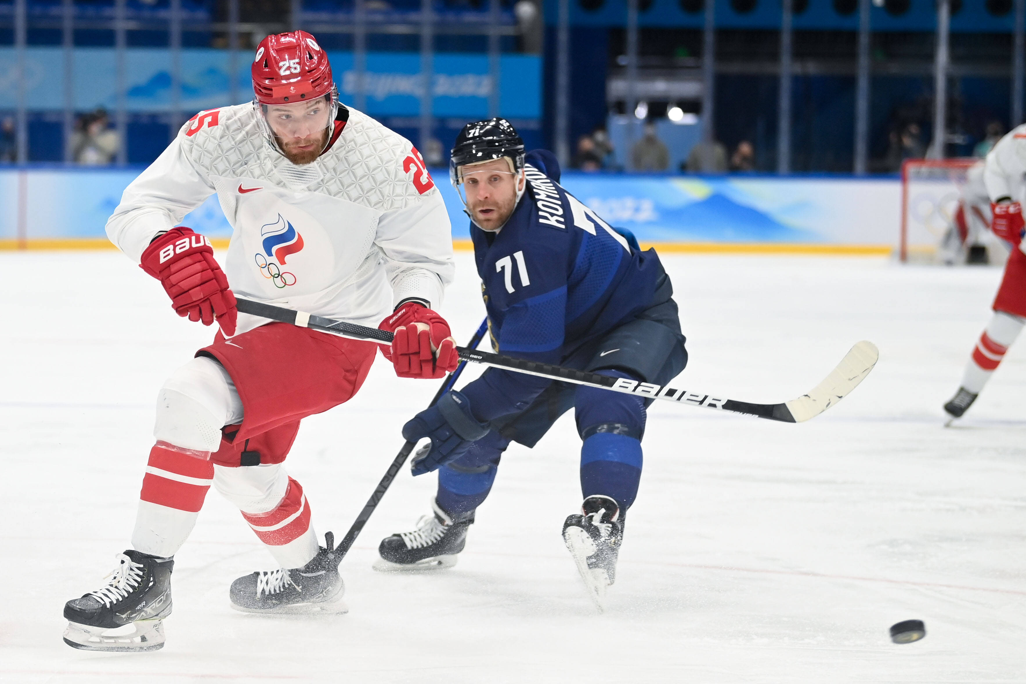 包含芬兰男子冰球队击败对手，夺得冠军的词条