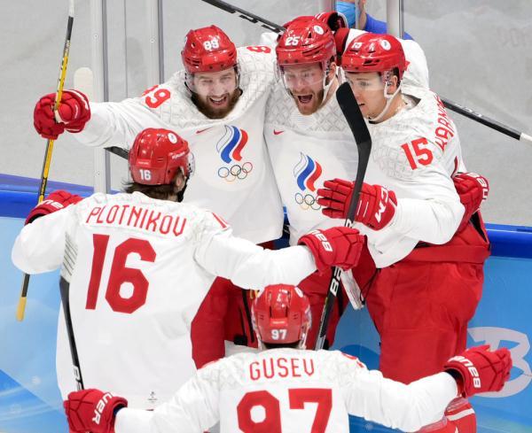 包含芬兰男子冰球队击败对手，夺得冠军的词条