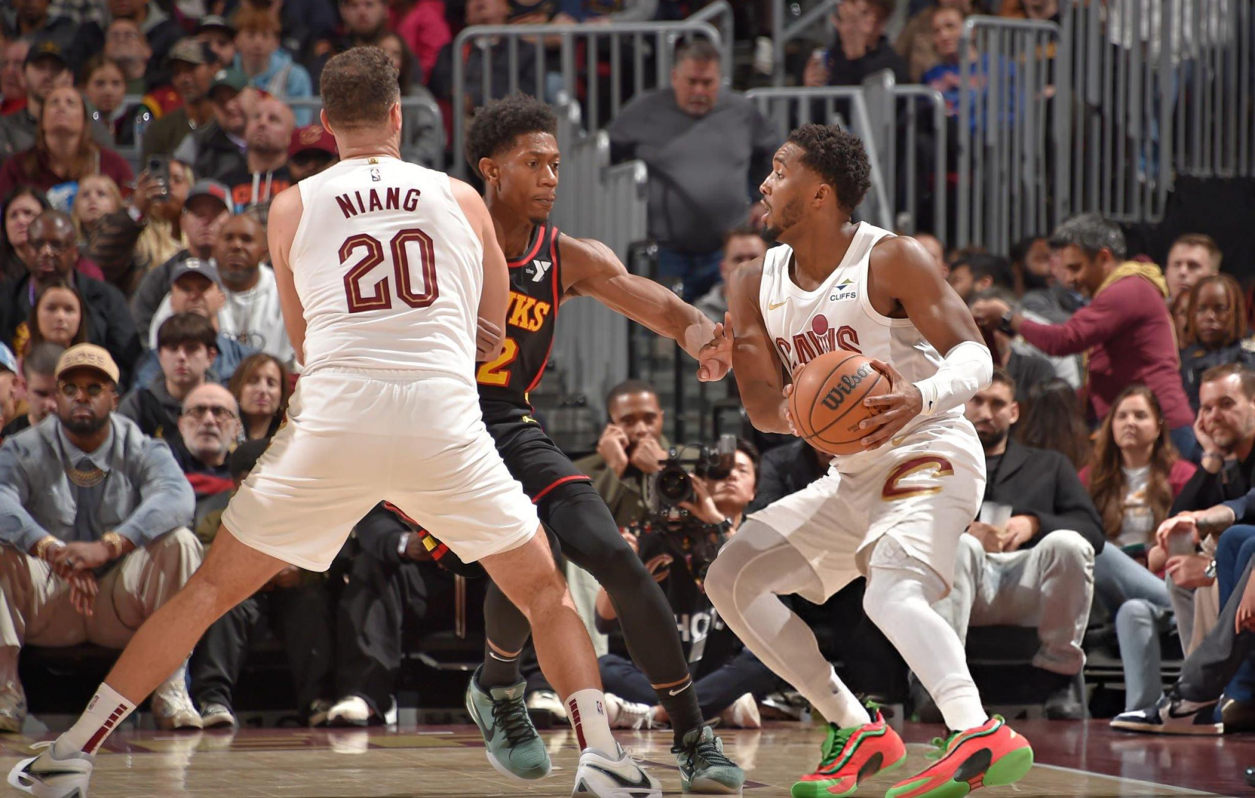 老鹰全队发挥出色，击败篮网