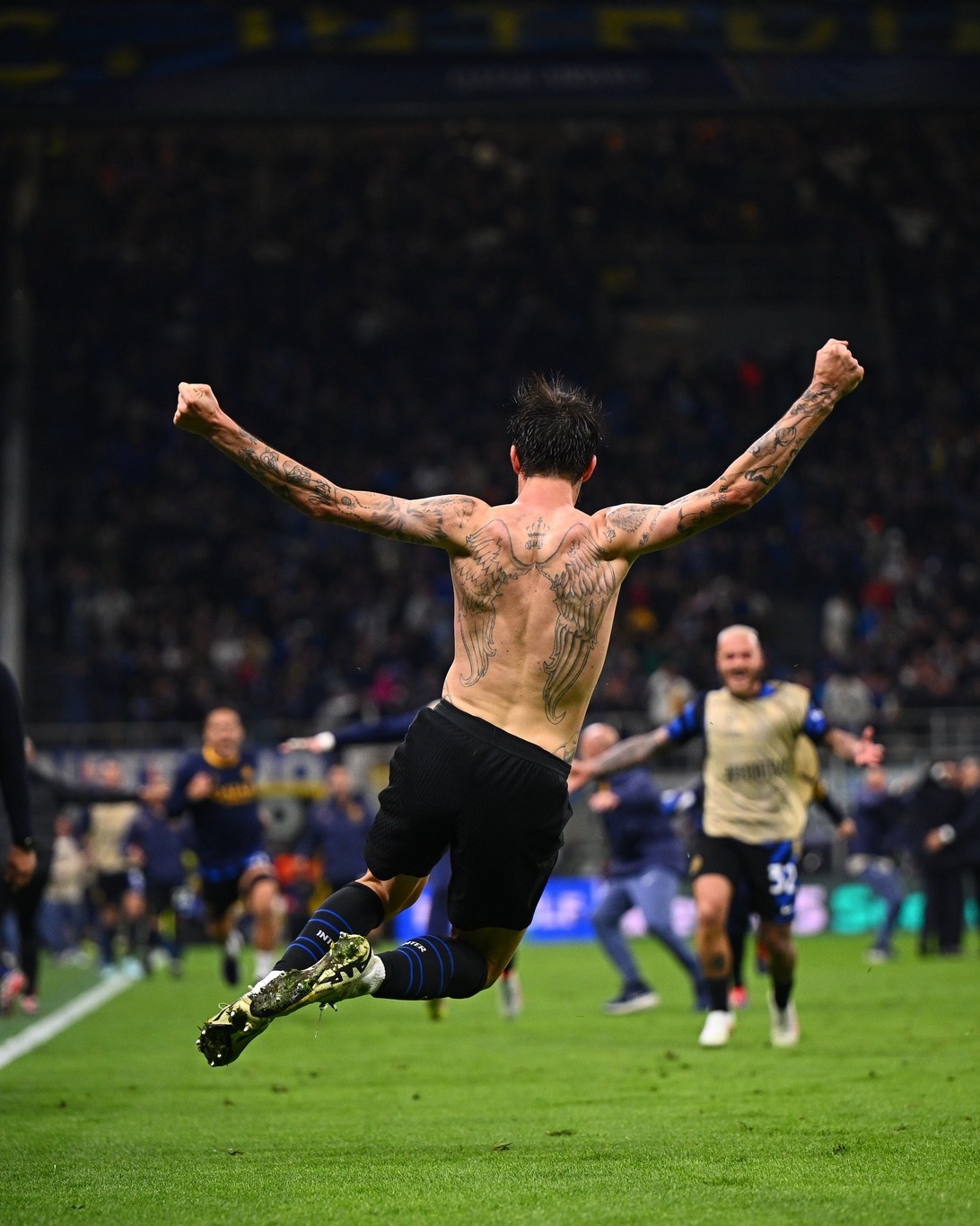 荷兰球员因伤离场，扼杀冠军梦想的简单介绍