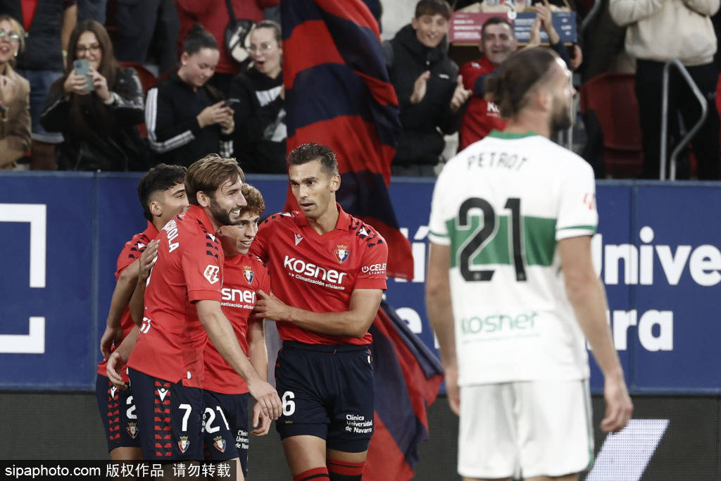 比利亚雷亚尔赢球欢乐,球迷尽兴庆祝的简单介绍 比利亚雷亚尔赢球欢乐,球迷尽兴庆祝的简单介绍