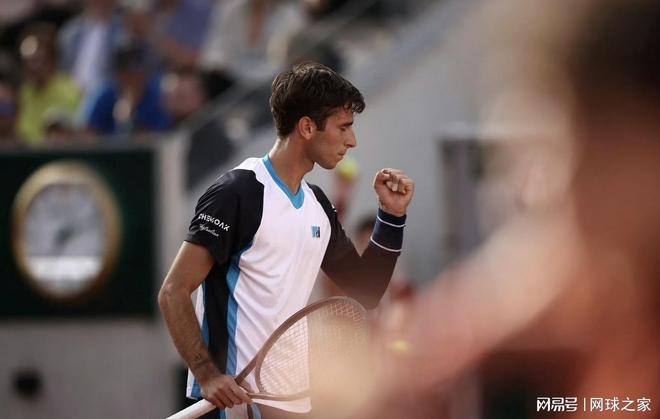 关于德国网球队爆冷意大利网球队，西西帕斯爆发神勇的信息