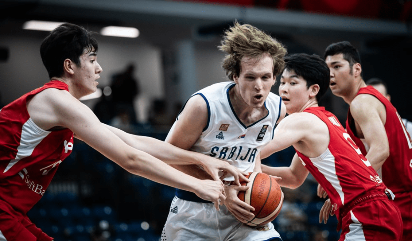 包含日本男篮鏖战塞尔维亚男篮，欧文送出助攻的词条