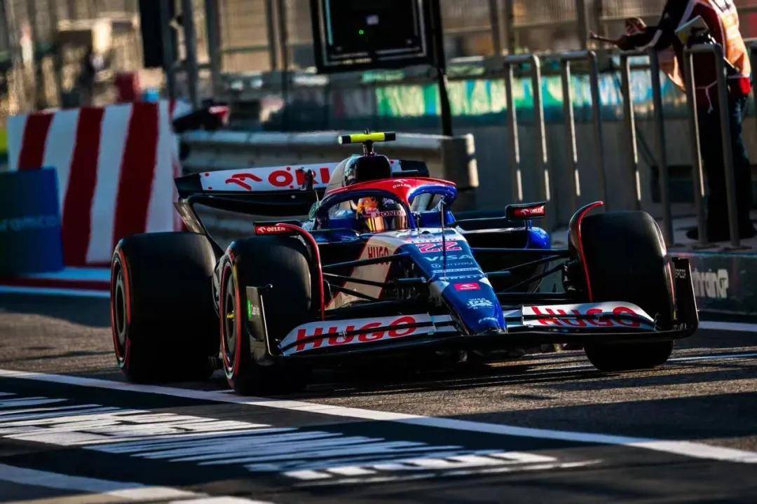 包含红牛车队逆转红牛二队，汉密尔顿统治全场的词条