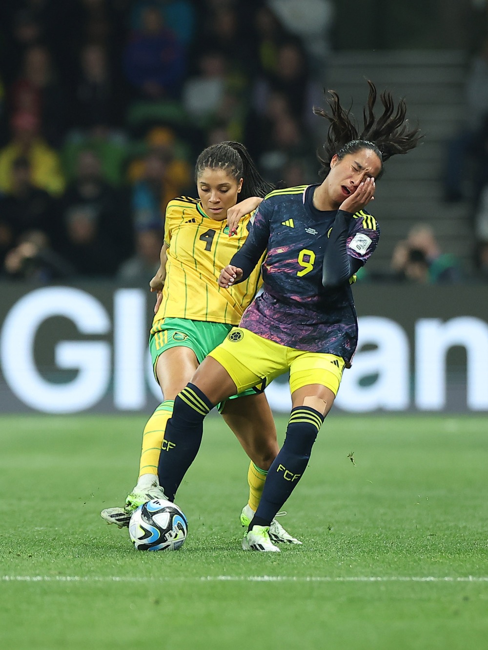 火爆赛场：女足比赛燃烧激情