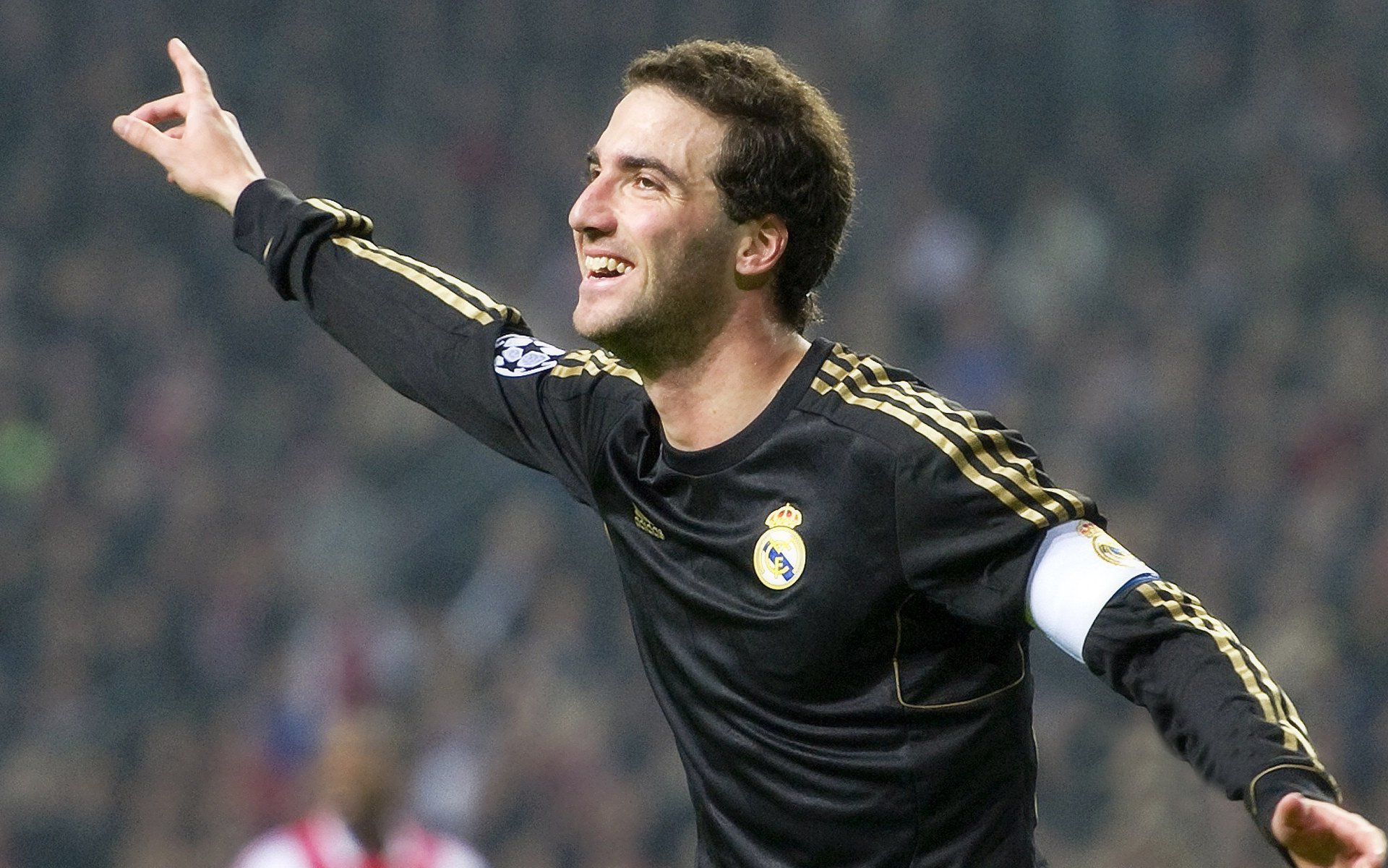 德甲争冠战之夜,锡安在焦点战证明自己,新王登基的篮球启示